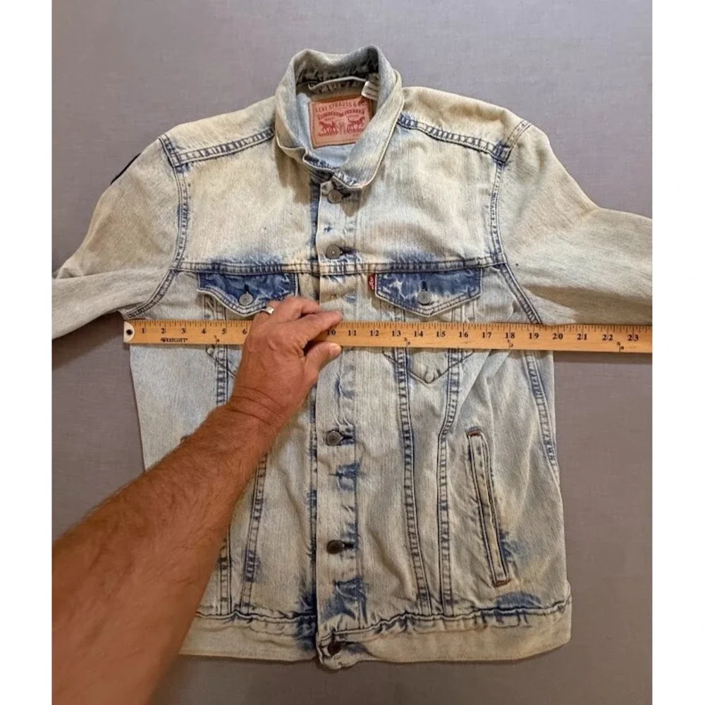 Levi's Trucker Jacket‎ Adult Medium Blue Denim Patched Button Long Sleeve.